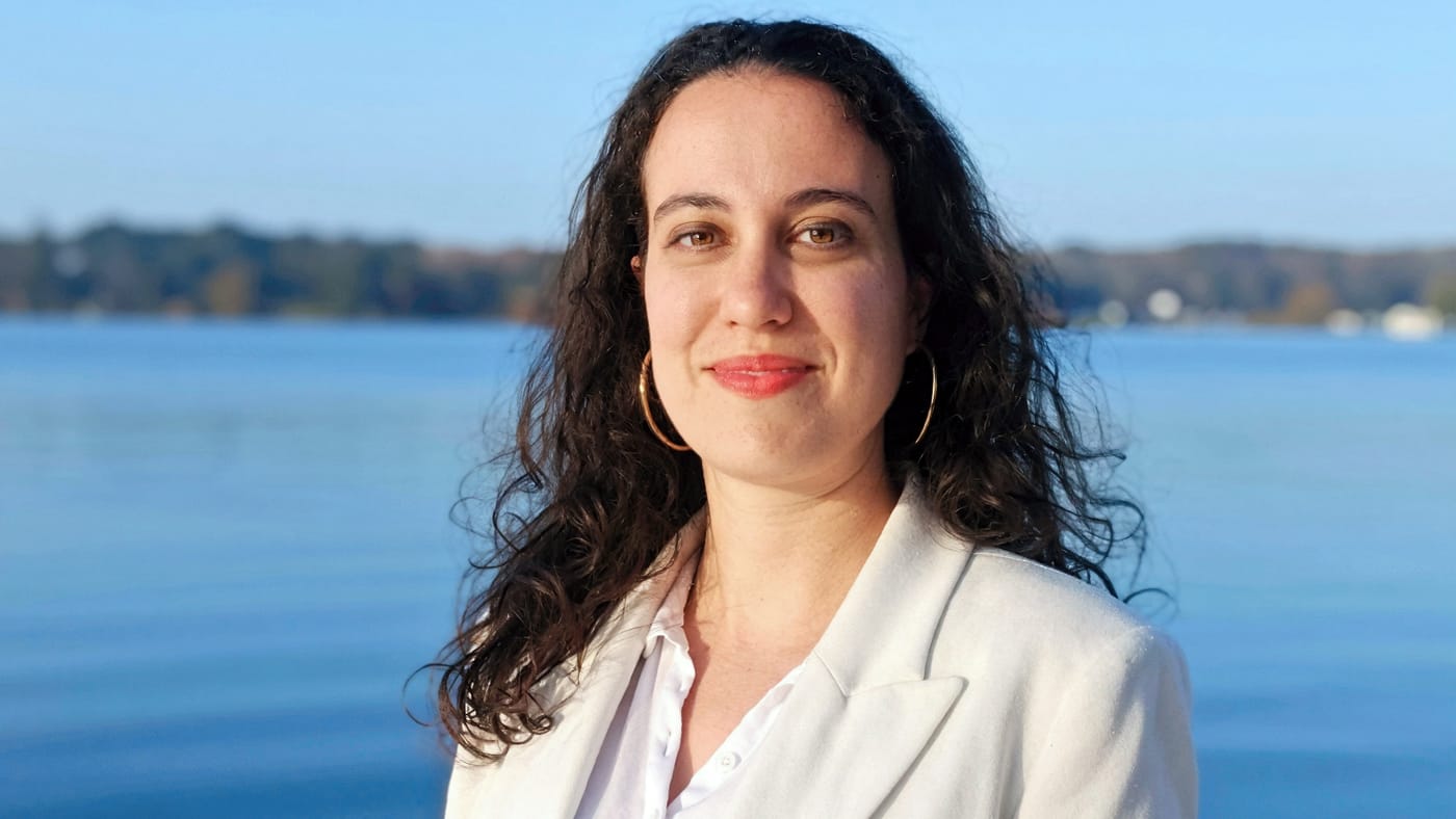 Charlène Salvi au bord d’un lac
