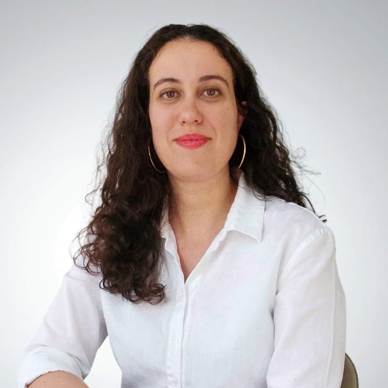 Portrait de Charlène Salvi, en chemise blanche